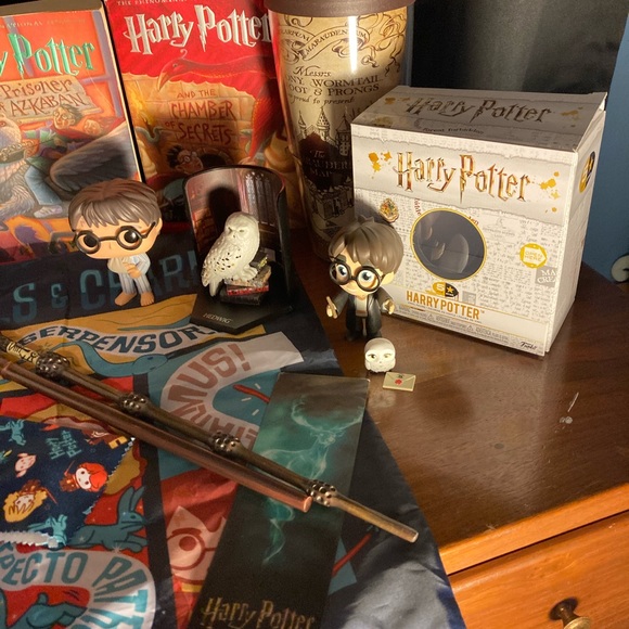 Harry Potter collection bundle- books, figurines, wands, book bag & more - Picture 4 of 17